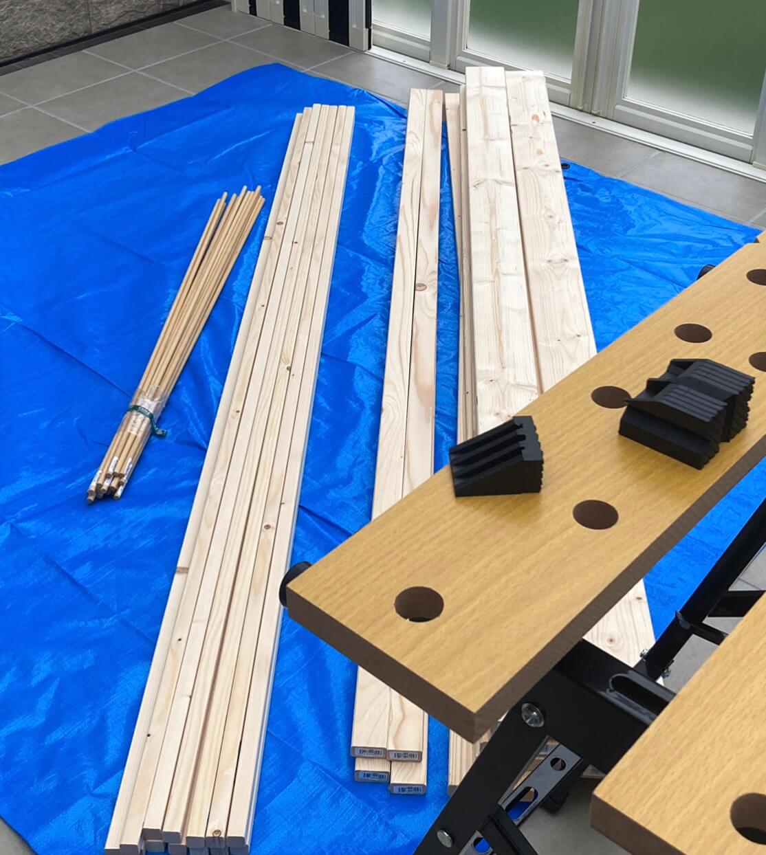 ジグソーでベビーベッド用の木材を切る作業