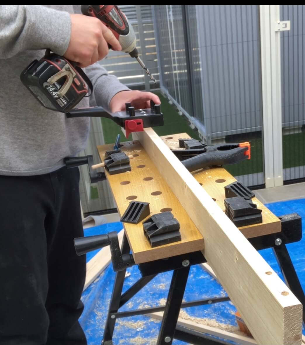 ベビーベッドの木材にダボ穴を開ける