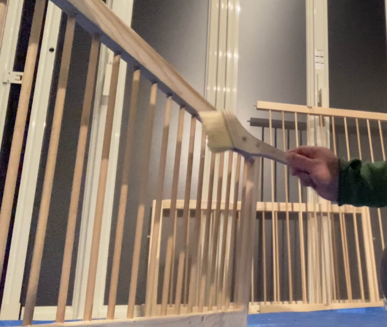 組み立て後の自作ベビーベッドにニスを塗る作業