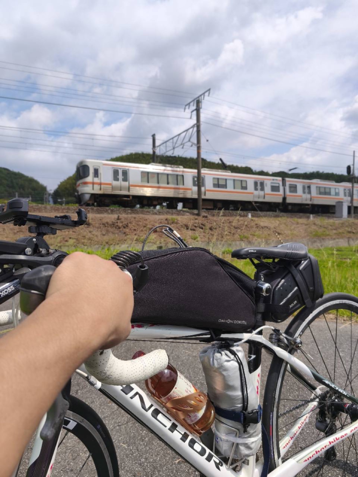 ロードバイクのすぐ近くを走る電車