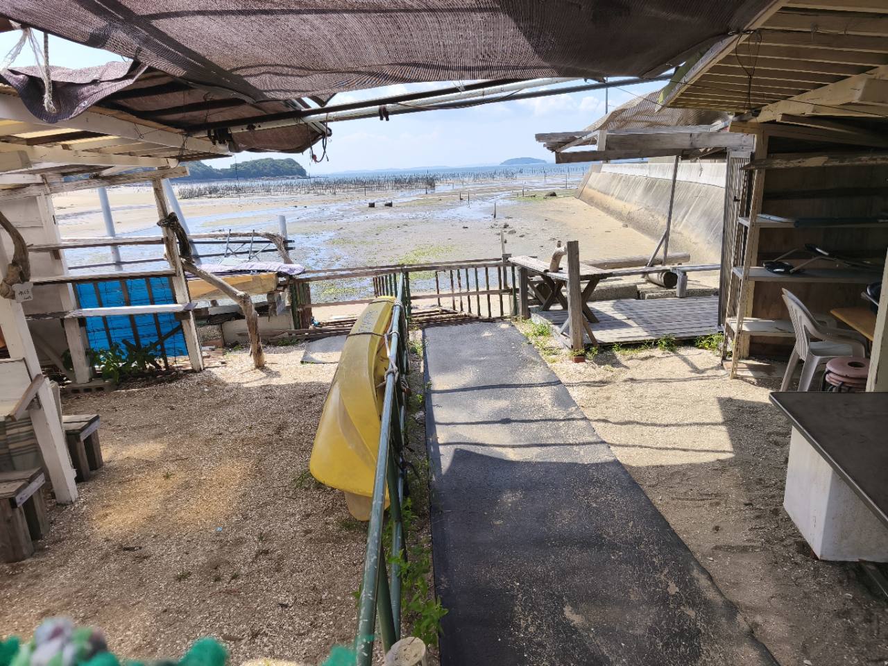 前島市場から見える干潮時の海と前島