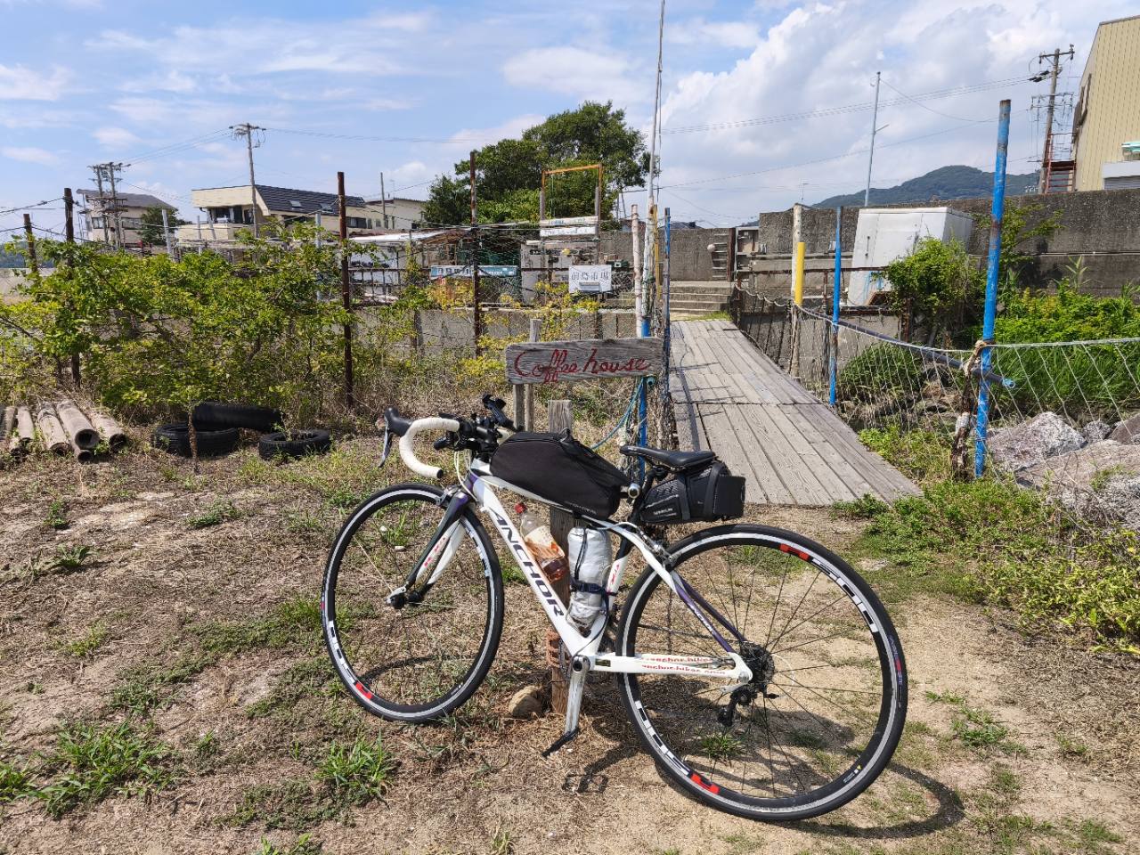 前島市場の入口とロードバイク