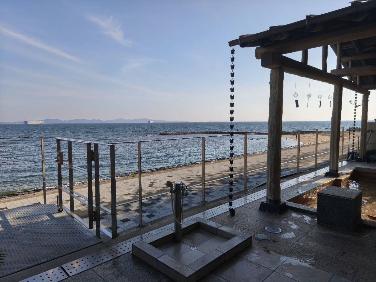 温泉喫茶si no no meの足湯と三河湾